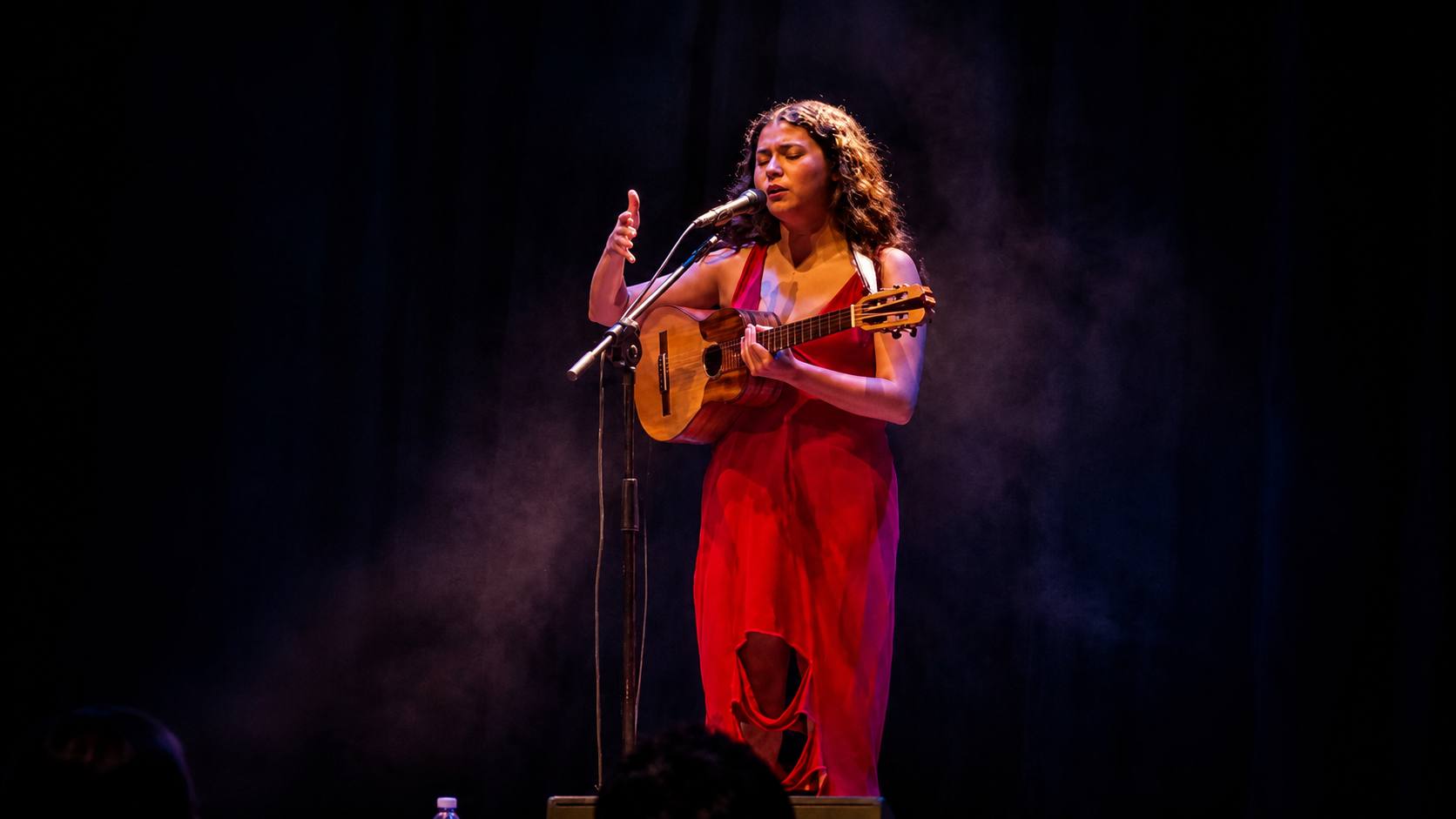 Silvana Estrada durante su actuación sorpresa en COLORS Madrid